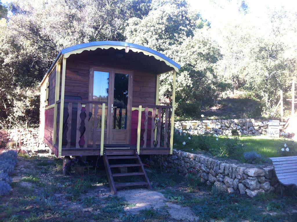 Domaine Les Perpetus La Tour-dʼAigues Exterior foto