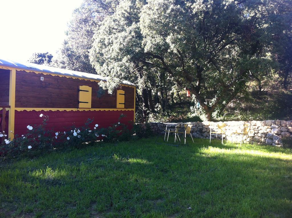 Domaine Les Perpetus La Tour-dʼAigues Exterior foto